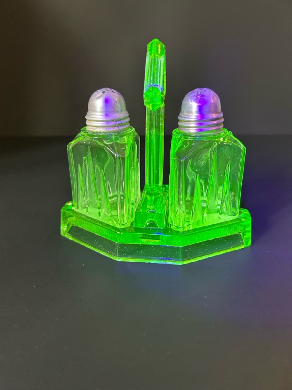 Vaseline Green Uranium Glass Salt & Pepper Shakers with Caddy Art Deco - Picture 3 of 11